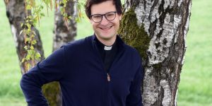 Kakšen smisel ima, da pri maši žlobudramo vzorce, če pa lahko zbrano molimo doma?