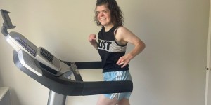 Pretekla maratonsko razdaljo, čeprav so zdravniki nekoč napovedali, da morda nikoli ne bo hodila