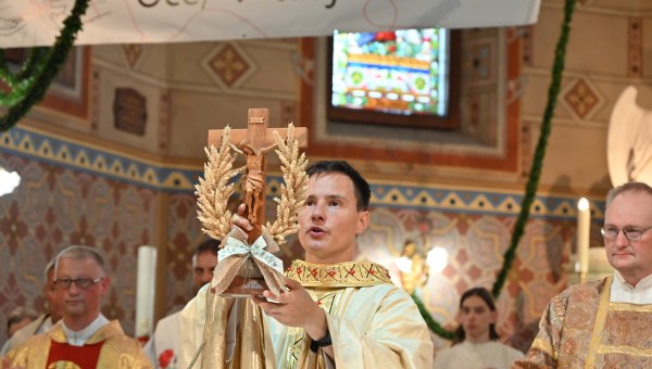 Corner Item Image - Ambrož Brezovšek je zapel novo mašo