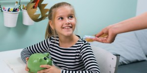 Bi morali otroka nagraditi z denarjem, ko dobi dobro oceno?