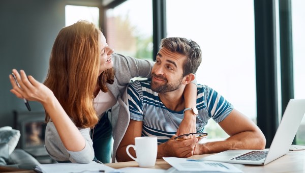 pareja tomando decisiones