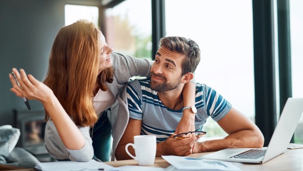 pareja tomando decisiones