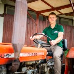 Mladi kmet, ki se s traktorja rad presede na motor in včasih raztegne meh harmonike