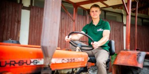 Mladi kmet, ki se s traktorja rad presede na motor in včasih raztegne meh harmonike