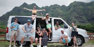 Čudovita povezanost babice s 16 vnuki: odpeljali so jo na potovanje presenečenja