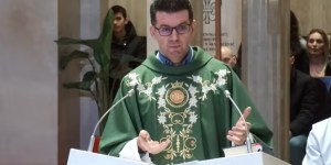 V zahvalo, ker ga ni splavila, ji je na novi maši dejal: “Draga mama, zdaj veš, zakaj si me rodila?”