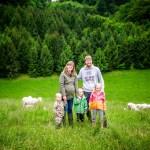 Mlada družina na kmetiji: “Otroke čim bolj vključujeva v razne dejavnosti pri delu”