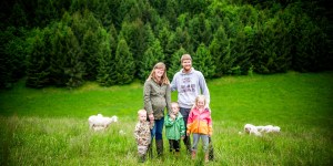 Mlada družina na kmetiji: “Otroke čim bolj vključujeva v razne dejavnosti pri delu”