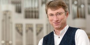 “Če je mašnik lepo oblečen in arhitektura čudovita, zakaj bi bila glasba povprečna?”