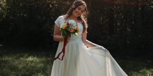 “Poročno obleko sem si sešila sama”