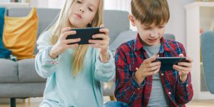 Najin tretješolec si želi pametni telefon. Naj mu ga dava?