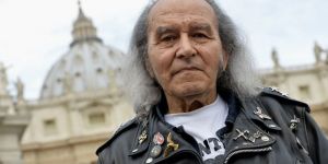 Se ga spomnite? Tudi pri 90 letih nosi usnje in kavbojke