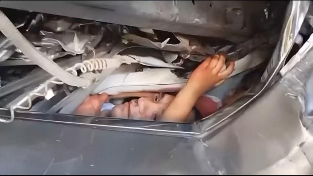 Motorista em carro amassado na BR101