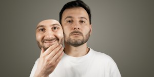 Kako razumeti človeka, ki moli, a hkrati vara, goljufa ali celo zlorablja?