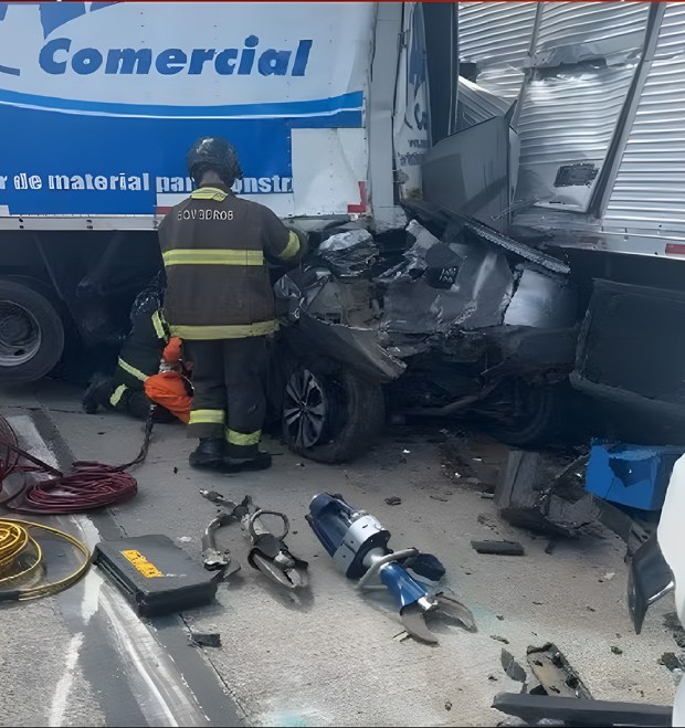 Carro sob carreta na BR101