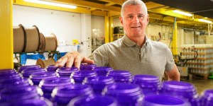 Uspešni podjetnik kot prostovoljec pomaga ljudem, ki se jim življenje izteka