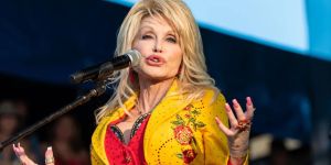 Dolly Parton pri osemdesetih: “Nimam časa, da bi se postarala”