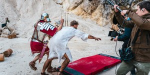 Pokukajte v zakulisje snemanja filmov o svetnikih