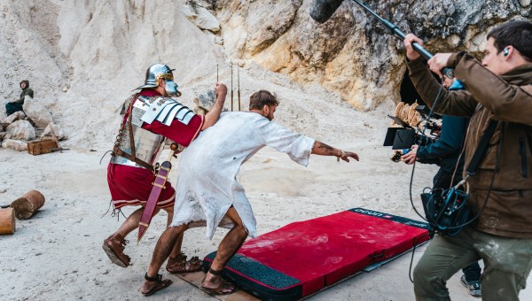 Corner Item Image - Pokukajte v zakulisje snemanja filmov o svetnikih
