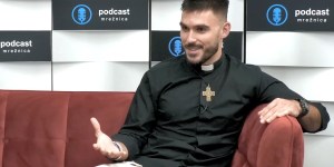 Iz zakristije na TikTok: “Zakaj bi bil kot duhovnik dolgočasen?”