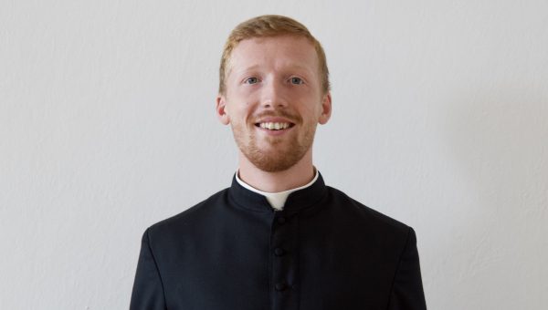 Corner Item Image - Preizkušani bogoslovec: “Ko sem shodil, sem v srcu zaslišal: Ne izgubi upanja”