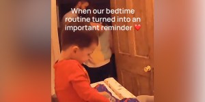 Ganljiva reakcija dečka, ki je videl svoje starše v objemu