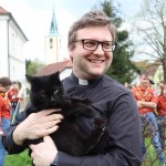 “Jamram, potem mi je pa všeč.” Mladi župnik o veri, skavtih in mački Sholastiki