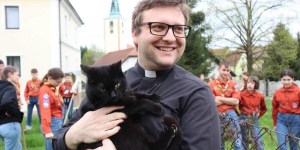 “Jamram, potem mi je pa všeč.” Mladi župnik o veri, skavtih in mački Sholastiki