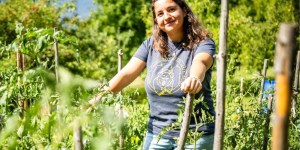 Mlada animatorka, ki uživa pri delu z otroki in na domači kmetiji