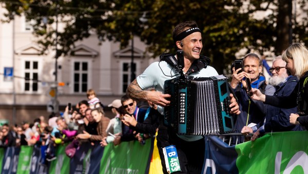 Corner Item Image - Mož, oče in maratonec s harmoniko: da je očaral ženo, se je moral potruditi