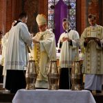 Kaj nosi duhovnik pri bogoslužju? Vodnik po liturgičnih oblačilih