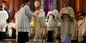 Kaj nosi duhovnik pri bogoslužju? Vodnik po liturgičnih oblačilih