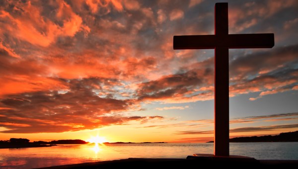 Krzyż na tle zachodzącego słońca