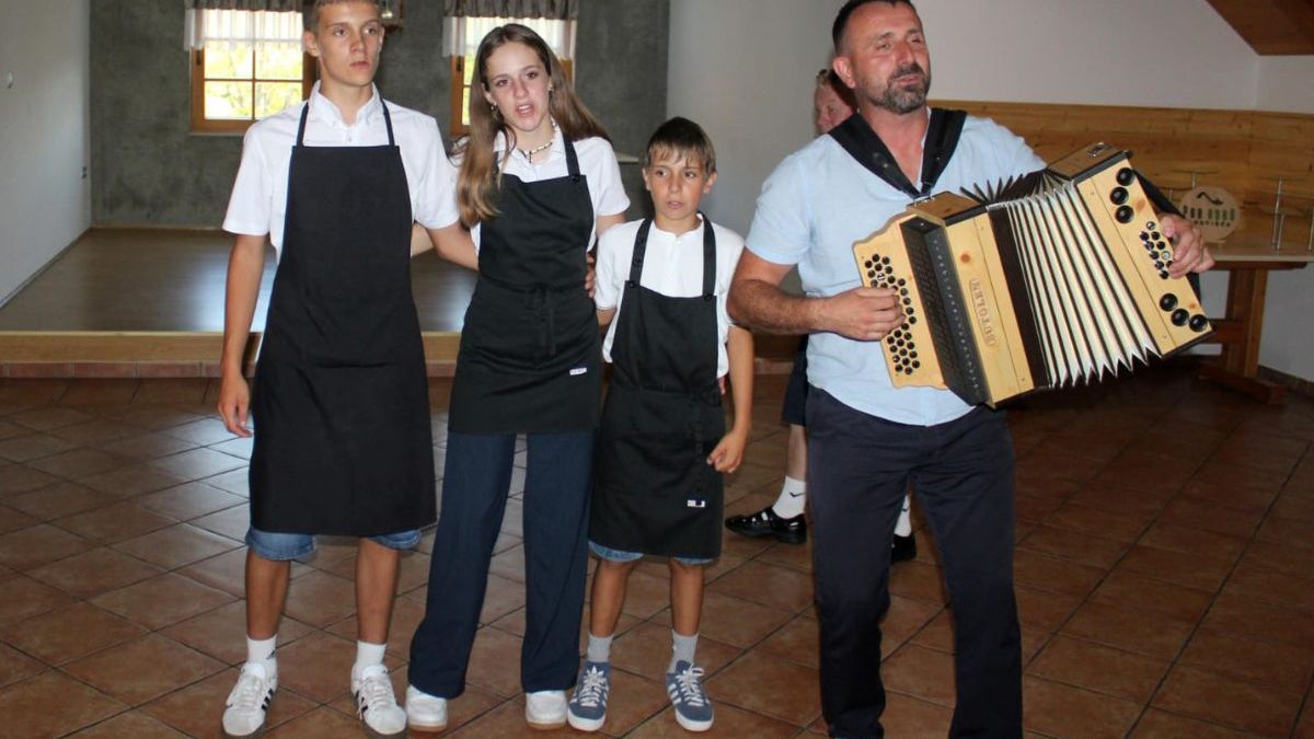 Izidor Kitak z otroki