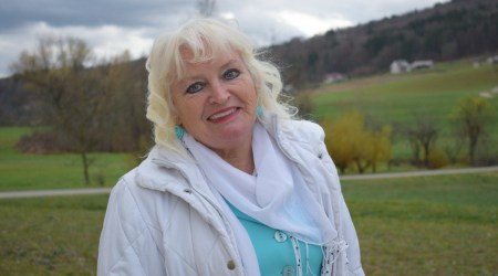 Čeprav je izgubila moža in sina, skozi življenje stopa z nasmehom na obrazu