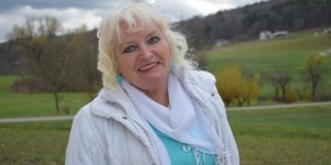 Čeprav je izgubila moža in sina, skozi življenje stopa z nasmehom na obrazu