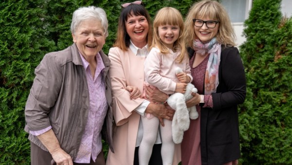 Corner Item Image - Z božično kuharsko knjigo se je poklonila štirim generacijam svoje družine