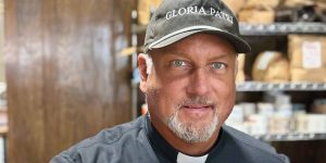 Bankir z Wall Streeta, ki je milijone zamenjal za molitvenik