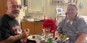 Obletnico poroke sta praznovala v bolnišnici, za presenečenje so poskrbeli njeni sodelavci