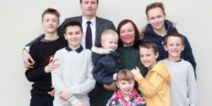 Starša sedmih otrok: “Če midva trdno stojiva skupaj, je vzgoja veliko lažja”