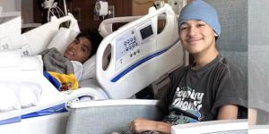 Srednješolska prijatelja z ramo ob rami premagujeta bolezen