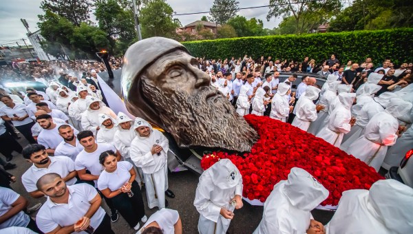 eucharistic-procession-largest-bronze-sculpture-saint-charbels-face-australia