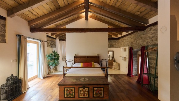 Corner Item Image - Edinstvena hiša, ki skriva tisoč in eno presenečenje