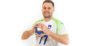 Večni mladenič nalezljivega nasmeha