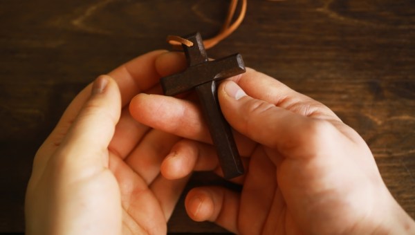 Corner Item Image - Sredi ognjenih zubljev se je zatekel h križu in preživel