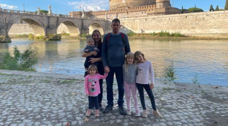 Še pred poroko ji je namignil, da bo z njim dobila tudi nasad češenj