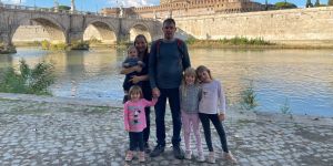 Še pred poroko ji je namignil, da bo z njim dobila tudi nasad češenj