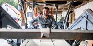 Mladenič širokega nasmeha, ki ob delu na kmetiji najde tudi čas za pomoč drugim