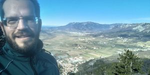 Med oltarjem in vojaško uniformo: “Največ pomeni, da si z ljudmi”