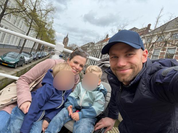 Viki s pokojno ženo in sinovoma